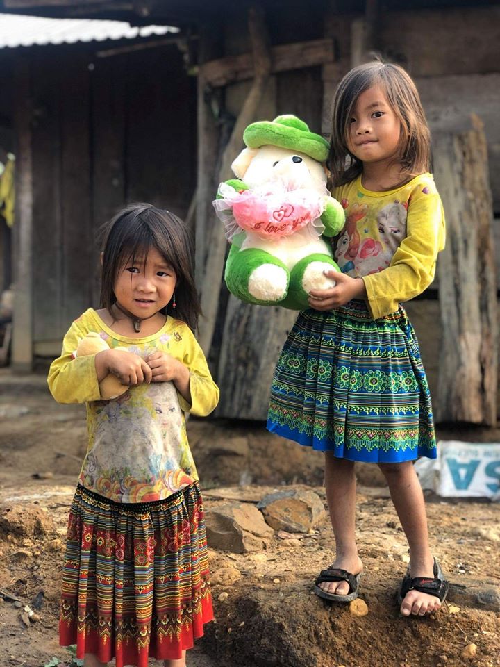 2 bé gái dân tộc nhận gấu bông