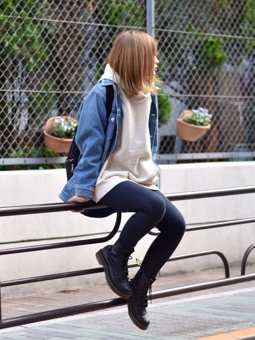 Phối legging và áo khoác denim