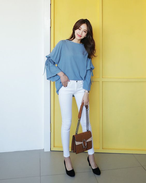 Phối quần jean và áo tay loe