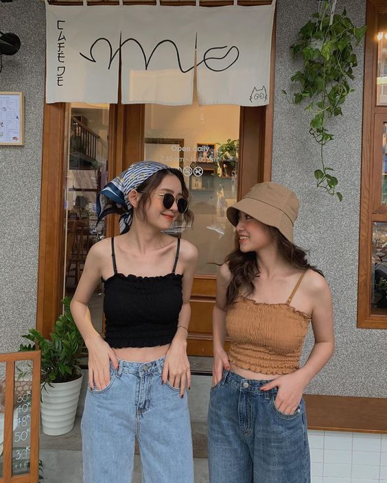 Phối quần jean và áo 2 dây