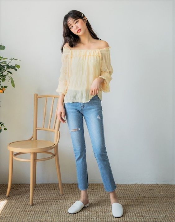 Phối quần jean và áo trễ vai