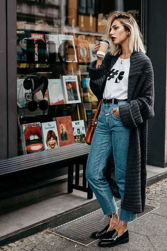 Thời trang street style Đà Lạt với áo khoác len, áo phông và quần jean năng động