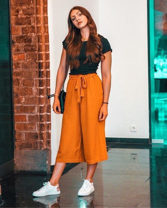 Phong cách thời trang street style hè thu với quần cam tươi sáng