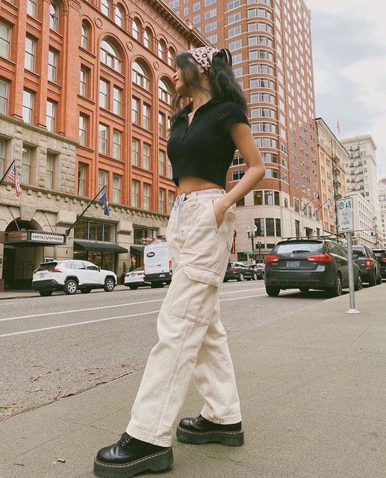 Phong cách thời trang street style hè thu với jean ống loe và khăn đô