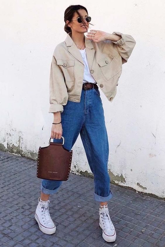 Diện blazer kem và jean phong cách street style
