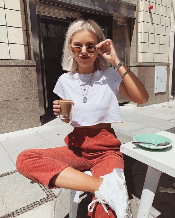 Phong cách thời trang street style hè thu với áo crop top và jean đỏ