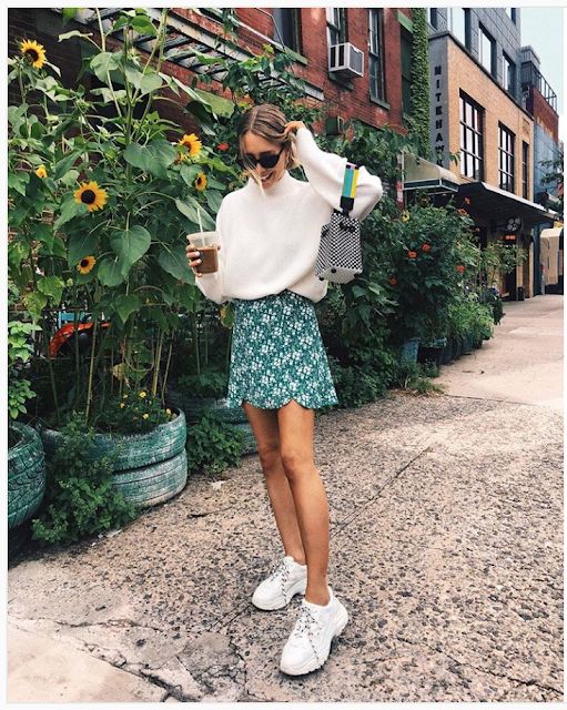 Thời trang street style hè thu với áo le trắng và quần váy hoa