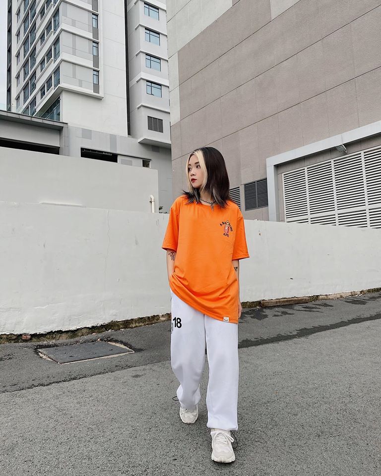 Áo thun cam mix quần trắng thoải mái