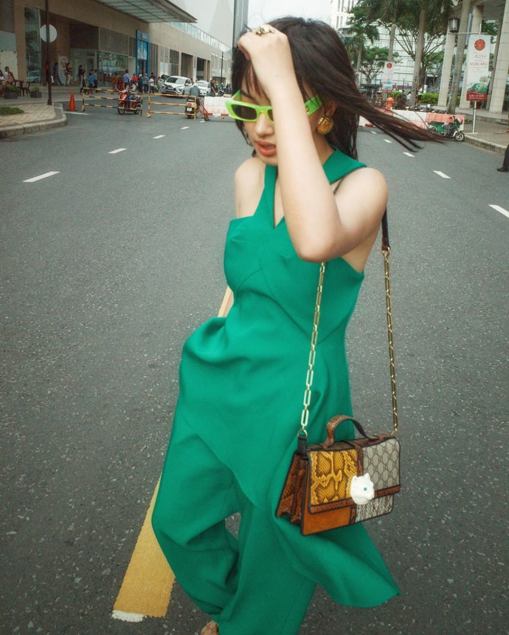 Châu Bùi diện street style xanh