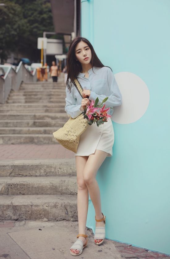 Skirt ngắn và áo sơ mi màu pastel