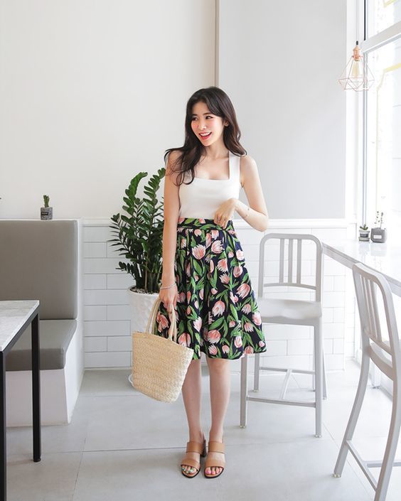 Váy họa tiết và áo croptop năng động