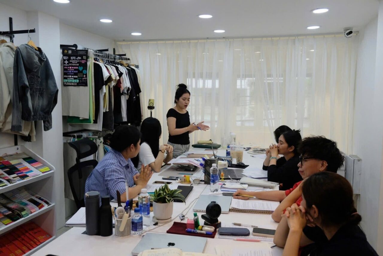 Xưởng may áo thun TPHCM 14 năm kinh nghiệm – đội ngũ Say Happy