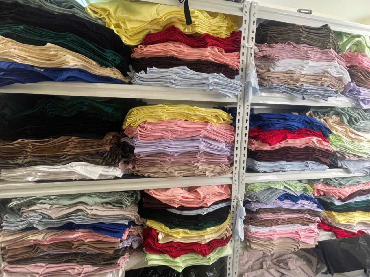 Xưởng may áo thun TPHCM Say Happy – xưởng sản xuất áo thun sẵn kho