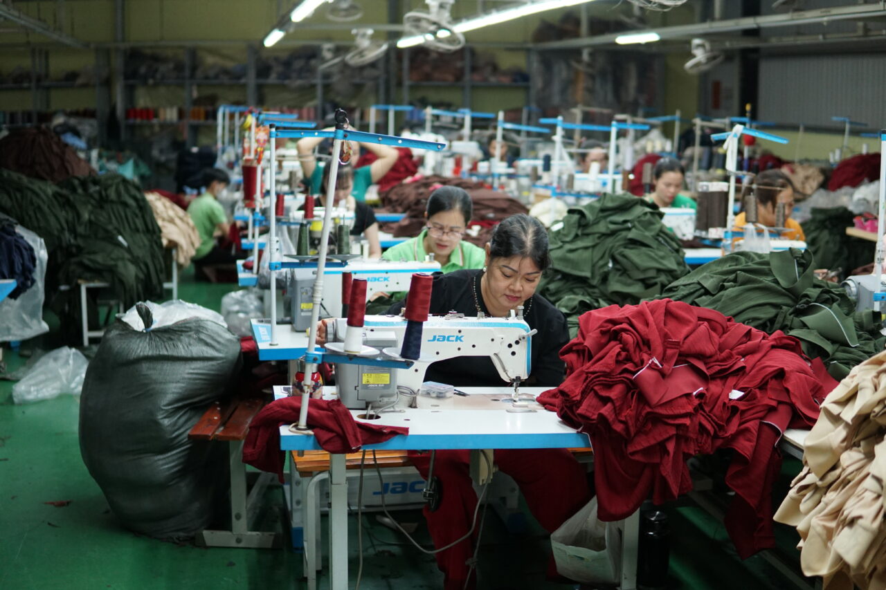 Xưởng may áo thun TPHCM Say Happy – xưởng sản xuất áo thun sẵn kho