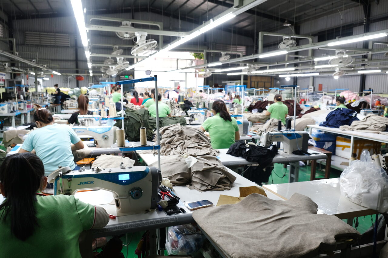 Xưởng may áo thun TPHCM Say Happy – công nhân may chuyền