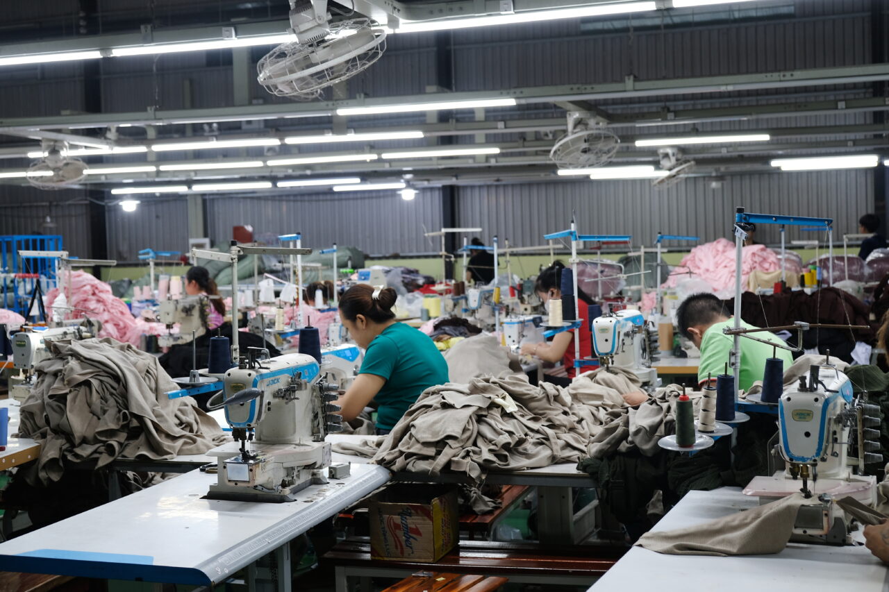 Xưởng may áo thun TPHCM Say Happy – công nhân may chuyền