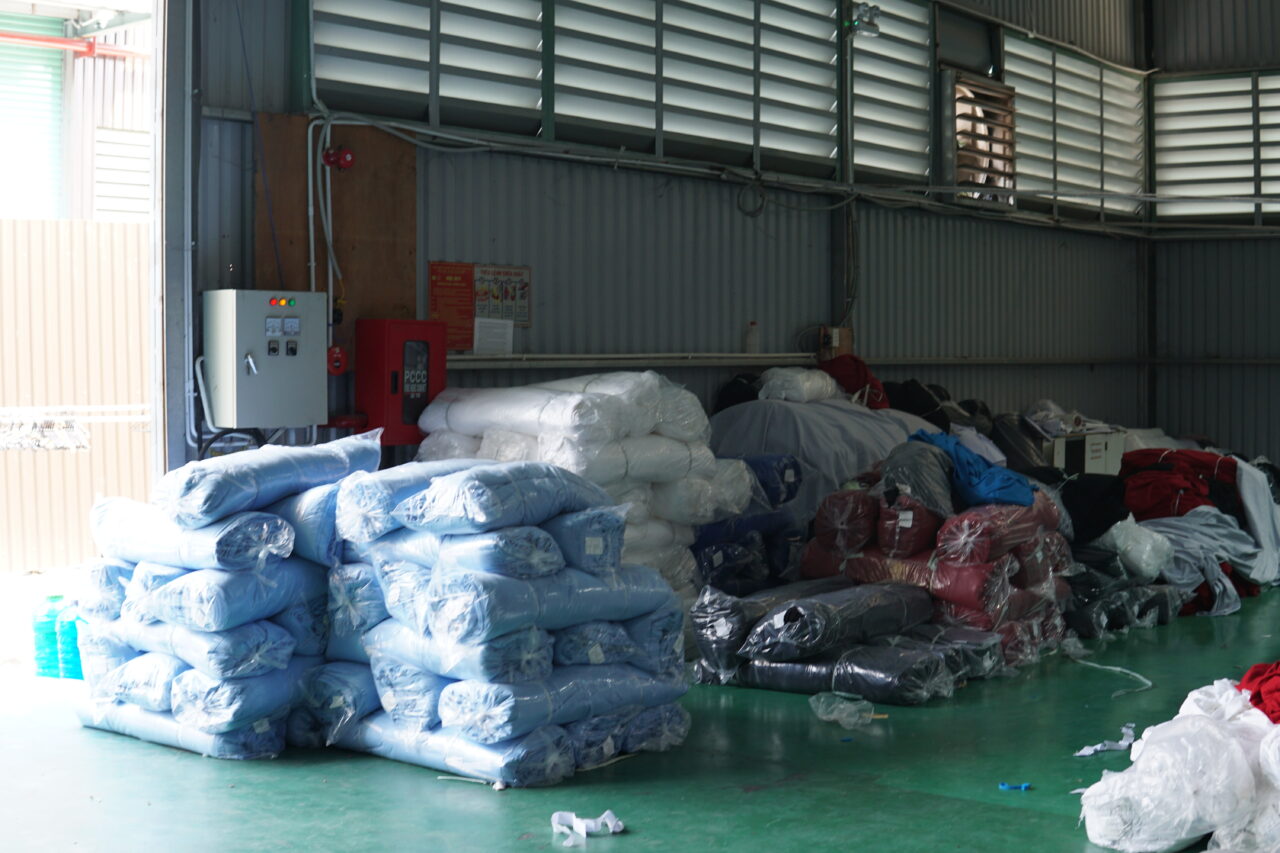 xuong san xuat ao thun du an tai tphcm say happy