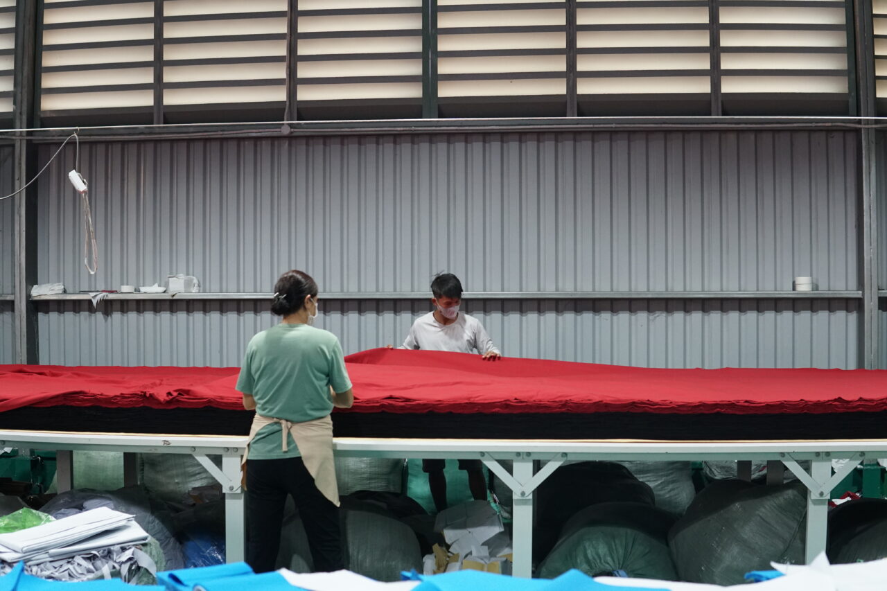 xuong san xuat ao thun du an tai tphcm say happy