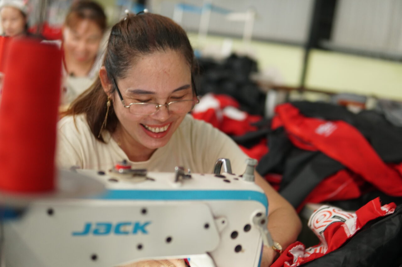 xuong san xuat ao thun du an tai tphcm say happy