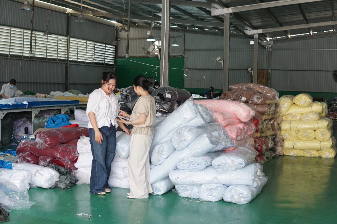 xuong san xuat ao thun du an tai tphcm say happy