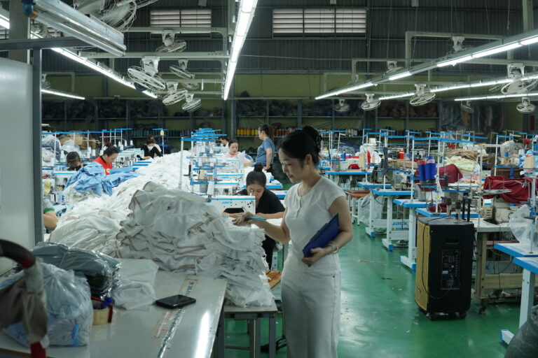 Báo cáo tiến độ sản xuất áo thun: mẫu theo dõi cho Local Brand