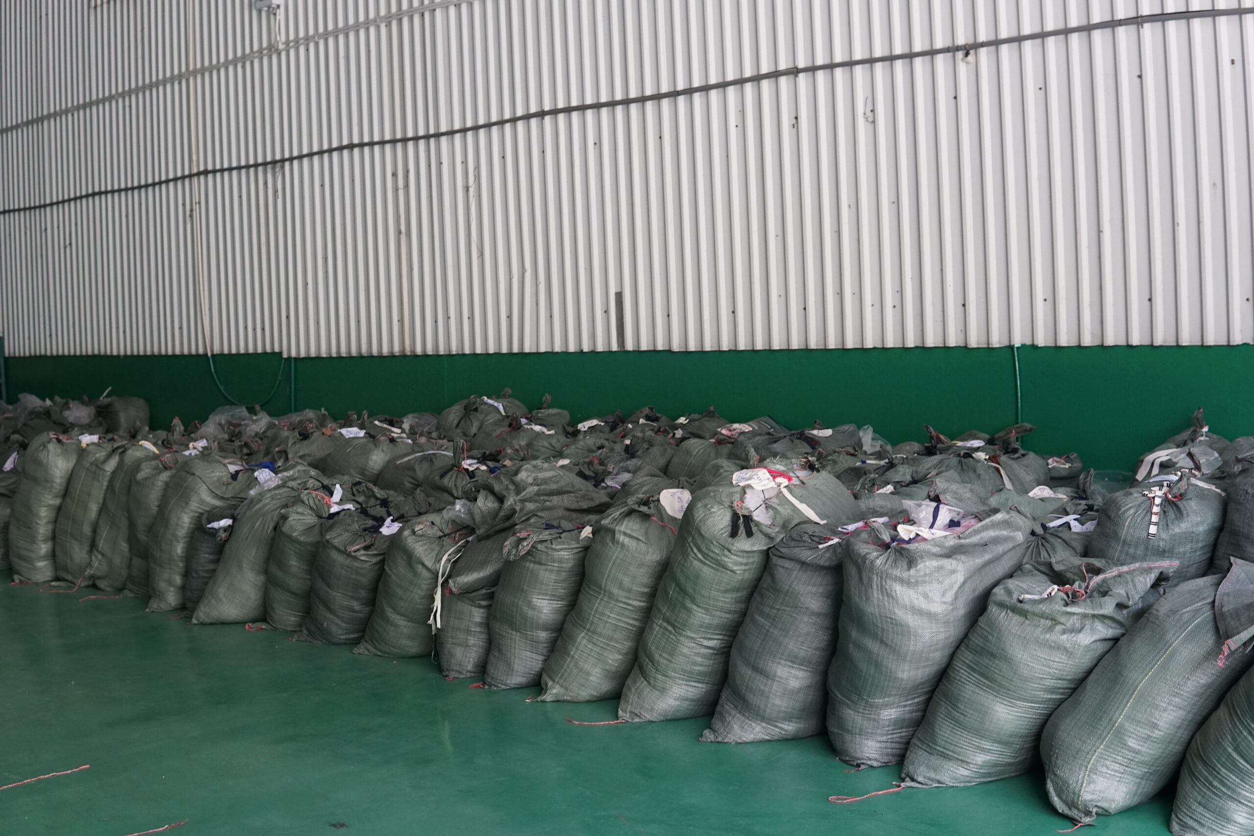 BOM may mặc là gì
